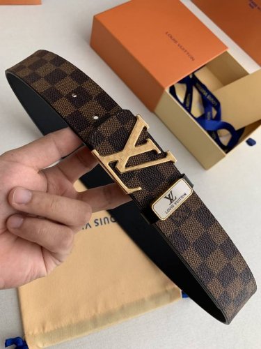 品名： Lv..路易..威登原单 型号：挂扣，精雕花纹钢扣，图片实物拍摄 材料：头层牛皮，挂扣系列，纯钢质扣头，钯镀电镀工艺永不掉色。带身可双面使用，咖格皮底，