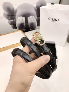 赛林Celine腰带选用珍贵奢华皮革精制而成，均为天然皮革，金色金属Triomphe 配领扣带扣，1.8Cm宽，