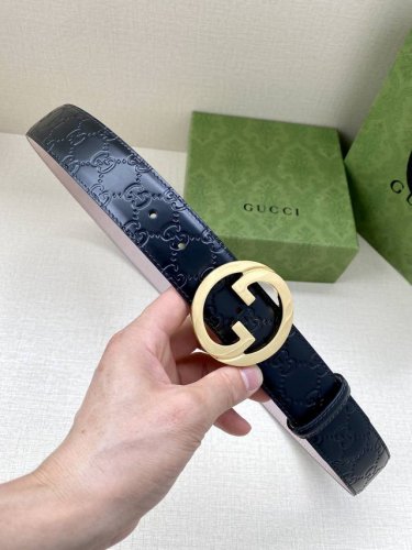 宽度4.0cm GUCCI古驰爱的进行曲 全新时装系列精选品牌典藏元素，以几何造型焕新演绎互扣式双G原版钢扣标识，呈现多款别致单品。历久弥新的设计元素与本次时装