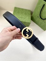 特 宽度4.0Cm Gucci古驰爱的进行曲全新时装系列精选品牌典藏元素，以几何造型焕新演绎互扣式双G原版钢扣标识，呈现多款别致单品。历久弥新的设计元素与本次时