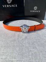 宽度：3.0Cm 范思哲 此平纹腰带饰有标志性的Versace美杜莎头像扣，彰显品牌格调。是一款精美的衣橱必备单品。秀场同款！