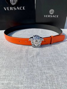 宽度：3.0Cm 范思哲 此平纹腰带饰有标志性的Versace美杜莎头像扣，彰显品牌格调。是一款精美的衣橱必备单品。秀场同款！
