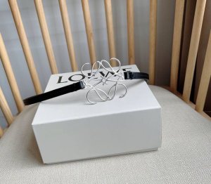 特P210 Loewe （罗意威）专柜最新同款腰封 钢扣镂空 上身效果巨好 致力打造对不同领域的时尚精品 宽:4.0Cm
