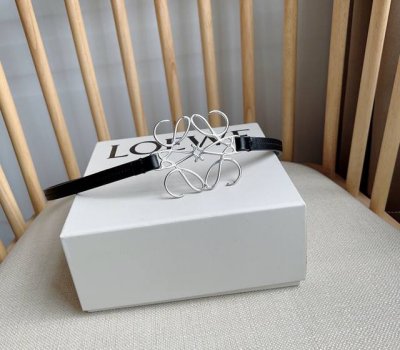 特P210 Loewe （罗意威）专柜最新同款腰封 钢扣镂空 上身效果巨好 致力打造对不同领域的时尚精品 宽:4.0Cm