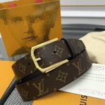 宽度3.5Cm Heritage 腰带选取粒面和光滑皮革，以拉丝不锈钢金属弧形搭扣彰显优雅格调。Lv 饰针点缀末端，与正式着装搭配相宜