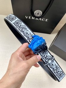 宽度4.0Cm 范思哲 此款粒面牛皮革腰带饰有一枚彩色3D美杜莎腰带扣和代表不断演进的gold Hibiscus印花 用芙蓉花对往季的barocco印花加以重新
