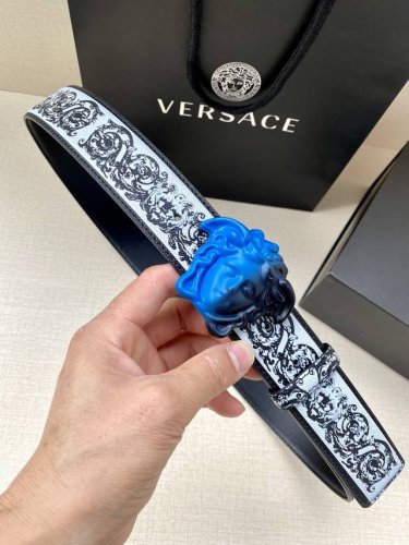宽度4.0Cm 范思哲 此款粒面牛皮革腰带饰有一枚彩色3D美杜莎腰带扣和代表不断演进的gold Hibiscus印花 用芙蓉花对往季的barocco印花加以重新