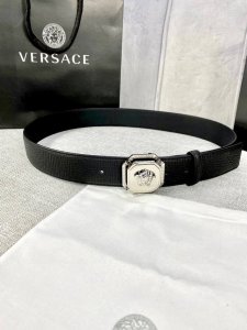 宽度：4.0Cm 范思哲 万象纹腰带饰有标志性的Versace美杜莎头像扣，彰显品牌格调。是一款精美的衣橱必备单品。