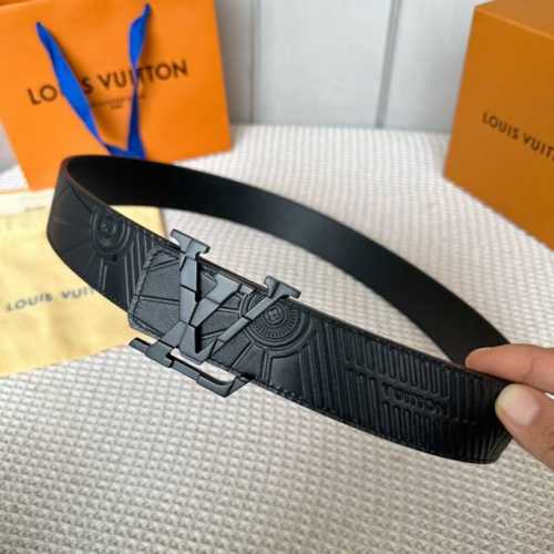 寬度：40Mm Lv Pyrmide Truck L Oeii雙面腰帶 驢家 海外原單代特供 面為進口小牛皮壓飾有標誌性品牌圖案效果工藝 原廠配色柔軟小牛皮底
