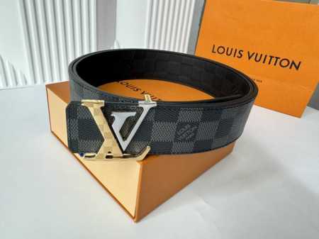 知名奢侈品牌Lois Vuitton的品牌皮带。带身采用了经典黑色和标志性Lv图案设计 双面可用，高辩度字母Logo金属扣，展现出优雅与奢华的风格，适合各种正式 - 点击图像关闭
