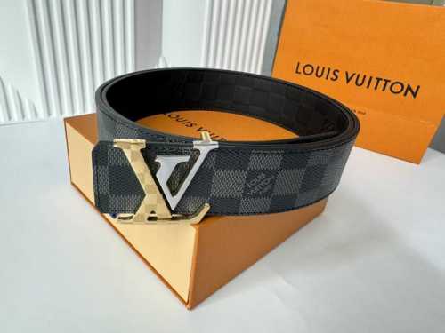 知名奢侈品牌Lois Vuitton的品牌皮带。带身采用了经典黑色和标志性Lv图案设计 双面可用，高辩度字母Logo金属扣，展现出优雅与奢华的风格，适合各种正式