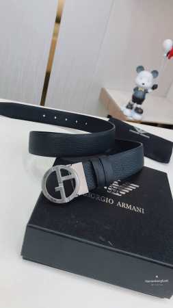 Armani这款正反两用腰带优雅而百搭，一面采用了光滑小牛皮，另一面则由粒面皮革制成。本款配有金属扣。3.5Cm宽 - 点击图像关闭