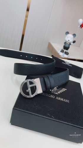Armani这款正反两用腰带优雅而百搭，一面采用了光滑小牛皮，另一面则由粒面皮革制成。本款配有金属扣。3.5Cm宽