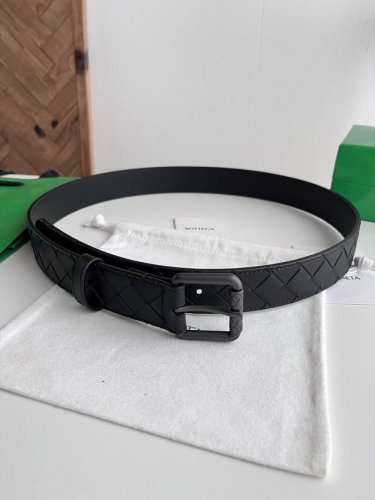 Bv 2026最新款男士编织腰带 纯手工Intreccio大格子编织 意大利原厂小牛皮扁孔设计 搭配真空枪色带格纹滚轮针扣 可活动皮圈 宽度35Mm 颜色: 黑