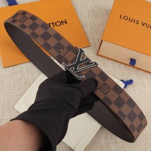 MADE IN FRANCE 批 配全套专柜包装 品牌：L V 扣头材质：精品实心扣 产品详情：融合標誌性LV設計與Damier帆布材質的全新款式，打造休閒造型