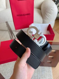 菲拉格慕 2026早春款 ，皮带选用经特别工艺处理的头层牛皮制成，突显天然粒纹，采用摩登优雅色调焕新演绎男士经典单品。双面设计与Gancini双扣相得益彰，塑就