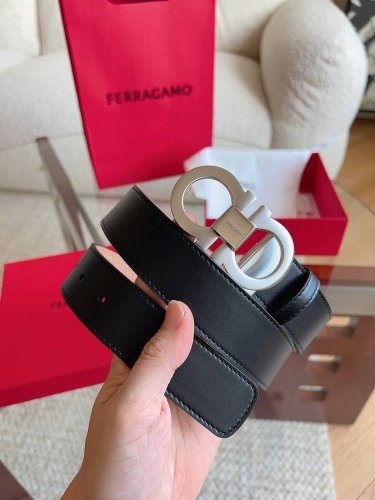 菲拉格慕 2026早春款 ，皮带选用经特别工艺处理的头层牛皮制成，突显天然粒纹，采用摩登优雅色调焕新演绎男士经典单品。双面设计与Gancini双扣相得益彰，塑就