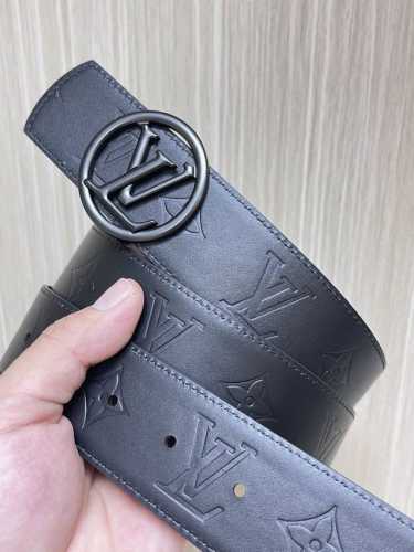 特 .0当季新款 双面进口小牛皮 一面压花 一面起鼓平纹 可双面用 搭配精品扣头 实物实拍