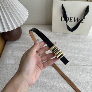 特 Loewe经典牛皮革腰带，亮面Loewe几何腰带扣。宽1.5Cm，Zp开发，细节精致。罗意威这款皮带旁人看到的像是条形码，自己低头看是她的Logo，太喜欢这