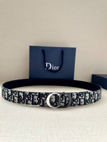 特 宽度3.5Cm Dior 这款腰带扣是 Dior 新款单品，延续经典设计，采用“Cd Icon”标志造型。黑色哑光涂漆和金属覆层黄铜形成鲜明的对比。可与各式