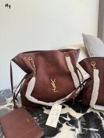 Ysl抽绳托特包 一只 Ysl抽绳托特包 采用的是麂皮材质，特别软糯。包包尺寸大号35X32Cm, 超大容量,还能放下一台笔记本电脑 小号28×23 这款包超适