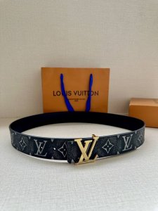 4.0宽Lv Optic 双面腰带独具魅力，以多层金属精心雕琢 Lv Optic 搭扣，惊艳夺目，尽显摩登风尚。一面是光滑皮革，简约而不失格调；轻轻翻转，Ecl