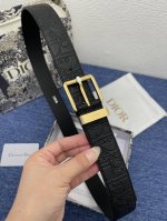 特 这款 35 毫米双面腰带结合典雅气质与摩登风范。 一面采用黑色 Dior Gravity 印花效果皮革，以牛皮革融合压花工艺，演绎经典的 Oblique 印
