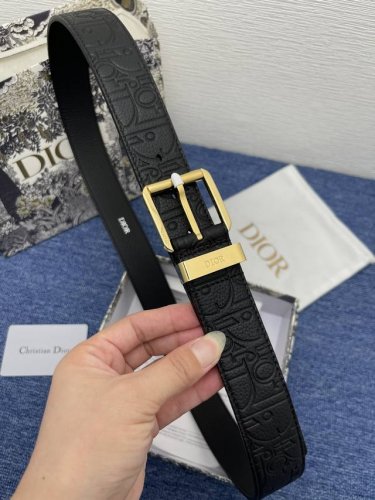 特 这款 35 毫米双面腰带结合典雅气质与摩登风范。 一面采用黑色 Dior Gravity 印花效果皮革，以牛皮革融合压花工艺，演绎经典的 Oblique 印