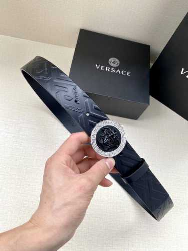 特 宽度3.8Cm Versace此款腰带采用柔软的greca压花皮革于意大利制成，饰有medusa搭扣。 Medusa搭扣 Greca压花 面料：100%牛皮