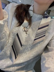 爱马仕Twilly，当红爆款“藏书章”，18姆米重磅真丝斜纹绸材质，精致的卷边，尺寸585Cm。