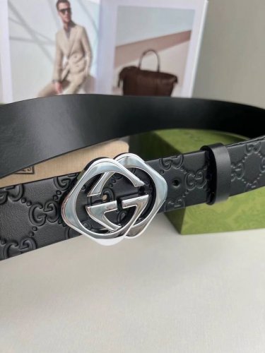 时尚超榜 Gucci男款双G金属扣腰带，采用热压技术的Gucci Signature真皮精制而成，触感厚实，印花图案清晰分明。4厘米 DDD