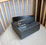 高端品质，实物拍摄 批￥ 配全套礼盒 ：Prada 普拉达 专柜最新款 这款腰带精致低调 优雅摩登 简约时尚的金属带扣配有刻字徽标 勾勒精致细节 是prada男