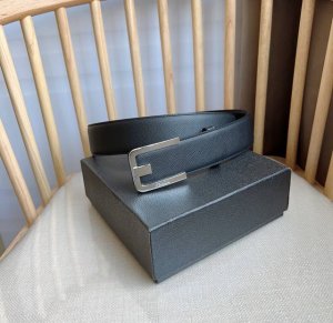 高端品质，实物拍摄 批￥ 配全套礼盒 ：Prada 普拉达 专柜最新款 这款腰带精致低调 优雅摩登 简约时尚的金属带扣配有刻字徽标 勾勒精致细节 是prada男