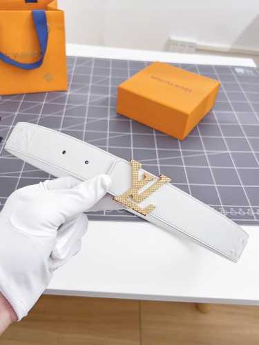 特 寬度：35Mm Lv S-Lock系列 宽度3.5Cm 精致的字母搭扣 搭配品牌專用小牛皮压logo标识 双面用