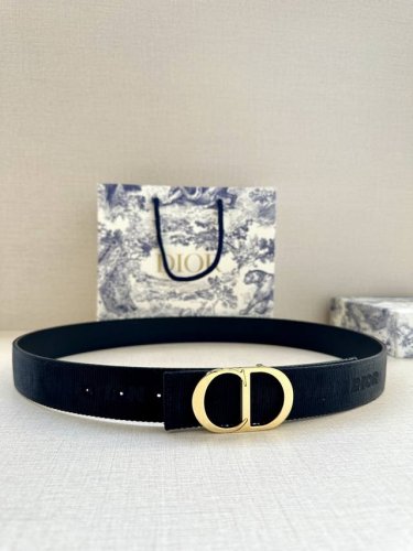 宽度3.5 Cm Dior 迪奥两面腰带款式迷人多样，采用多种材质精心打造，为各式廓形增添点睛之笔，彰显优雅醒目的气质。向迪奥钟爱的细节艺术致敬，彰显非凡的高雅