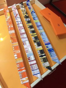 Phms2166 爱马仕Twilly 环行旋转 设计灵感源于“环行旋转”方巾图案。 额饰为装扮马匹额头的饰品，用花结或挂钩与水勒连接，其样式代表马匹的家族或族群
