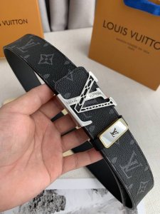 品名： Lv..路易..威登原单 型号：挂扣，新款纯钢材质挂扣，图片实物拍摄 材料：头层牛皮，挂扣系列，纯钢质扣头，钯镀电镀工艺永不掉色。经典老花 黑老花皮底，