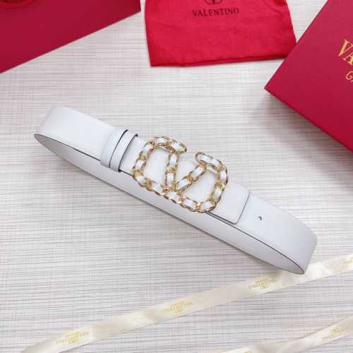 配送专柜全套包装 等级：专柜同步.原版包装.代购级别 材料：Valentino 此款采用进口原版皮搭配纯铜经典V字扣 多色可选 双面用设计 时尚潮流 专柜宽度：