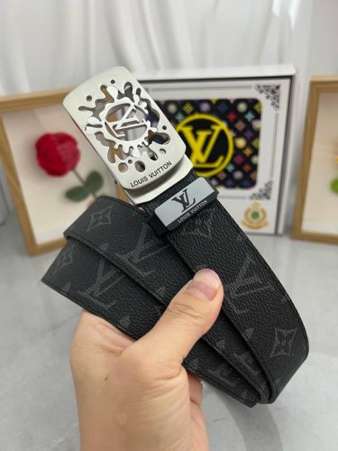 品名：Lv..路易..威登自动带 材质：原单牛皮腰带 百分百头层牛皮腰带保证真皮，24K纯钢扣，专柜原单品质、做工精细，时尚大牌，送人自用首选 包装： 请认准如