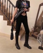 香奈儿 Chanel 超飒的中古雨伞，今年中古Vintage是主流妥妥的凹造型神器，很多时尚博主都人手一个，这款雨伞搭配经典Ch Nel菱格元素鱼子酱伞套出片率