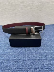 180--prada 普拉达 专柜同款 男士休闲双面用腰带 宽3.4Cm 采用光滑双面头层小牛皮 采用简约外形设计，其上以prada徽标装饰，勾勒精致细节，是p