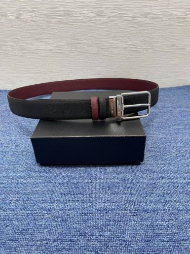180--prada 普拉达 专柜同款 男士休闲双面用腰带 宽3.4Cm 采用光滑双面头层小牛皮 采用简约外形设计，其上以prada徽标装饰，勾勒精致细节，是p