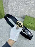 宽度4.0Cm 此款原版腰带以采用热压印技术的Gucci Signature皮革精制而成 触感厚实 印花图案清晰分明 顶端为金属Gg细节 反射Gucci Sig