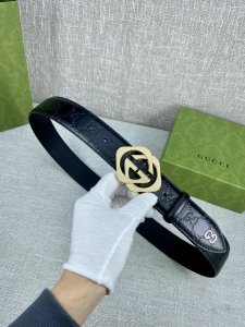 宽度4.0Cm 此款原版腰带以采用热压印技术的Gucci Signature皮革精制而成 触感厚实 印花图案清晰分明 顶端为金属Gg细节 反射Gucci Sig