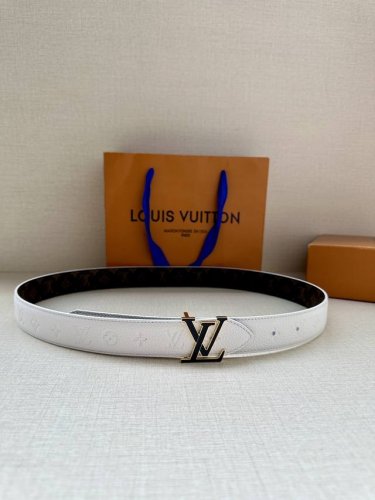 3.0宽Lv Flowergram Round 双面腰带以新颖视角解读路易威登经典元素，令圆瓣 Monogram 花卉化为瞩目金属搭扣。Monogram Emp