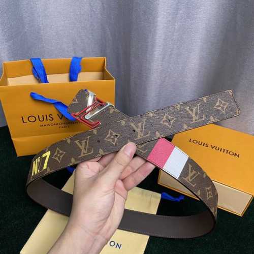 配全套包装礼盒 寬度：40Mm Lv Pyrmide Truck L Oeii雙面腰帶 以品牌經典元素烘托醒目的數字印花原廠面料 內襯小牛皮內裡 搭配經典圓形五