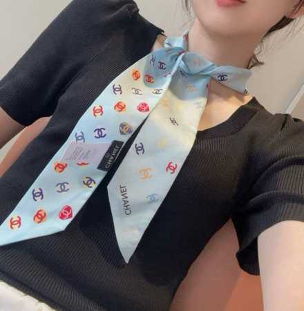 小香最新双面Twillyc家今年主打的彩色爱心印花 ，超有大牌气场！斜纹真丝光泽感超级强 从图中就可以看出来品质非凡送礼自用都超合适的一款既可绕于颈间，亦可缠于 - 点击图像关闭
