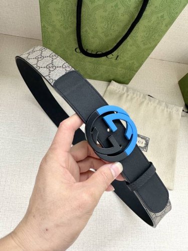 宽度4.0Cm Gucci 这款腰带在品牌系列中惊艳亮相，采用以经典颜色 乌木色组合呈现的品牌双G字母交织图案，与选用头层牛皮材质相得益彰。双色五金效果，突显时