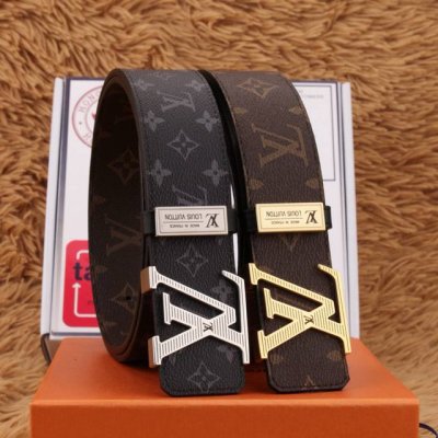 Lv皮带宽度：4.0Cm 专柜同步最新系列， Lv Line 双面腰带采用两式格调分别演绎经典 Monogram 图案，并将创意巧思融入 Lv Line 搭扣，