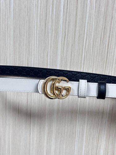 2025秋冬系列焕新演绎富有辨识度的Gg Marmont系列。这款双面窄版腰带采用Gg印花压纹皮革与皮革材质匠心打造，缀饰双G搭扣。 商品细节 一面为黑色Gg印